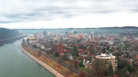 Horizonte-De-Charleston,-Virginia-Occidental-Con-Drones-Moviéndose-Hacia-Abajo