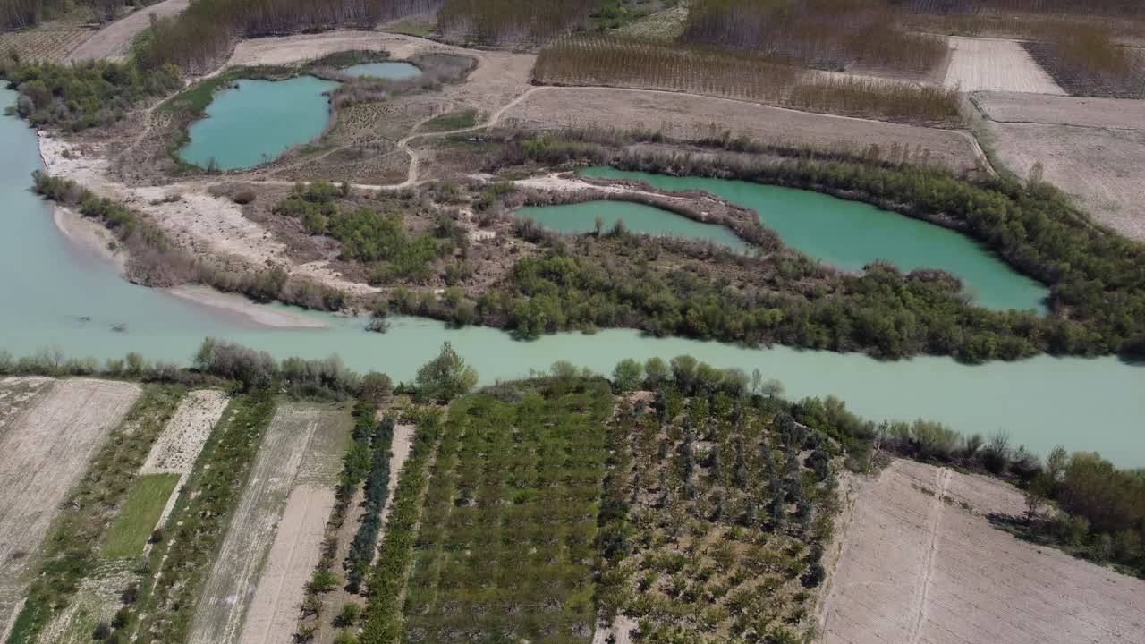 islote pequeño estanque río dron
