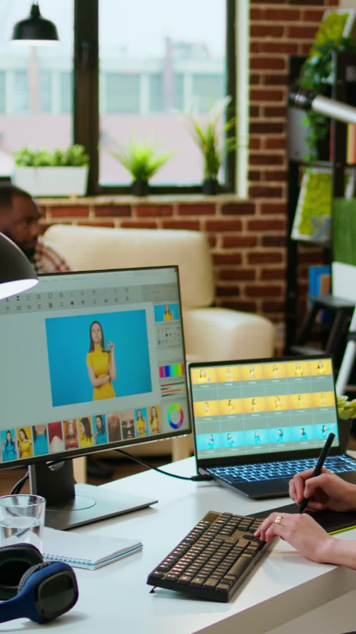 Video verticale creativo. Una donna gestisce progetti di fotoritocco e design sul suo computer
