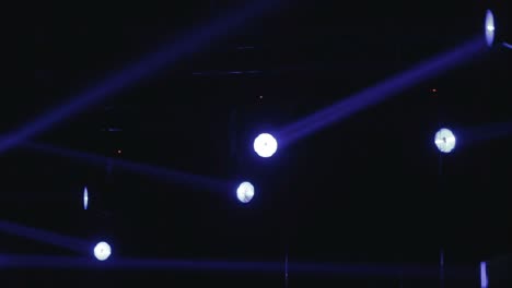 luces de haz en las decoraciones del escenario