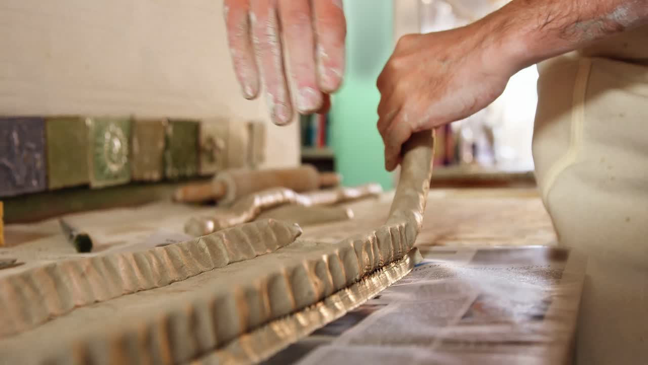 남성 도자기 모형 점토