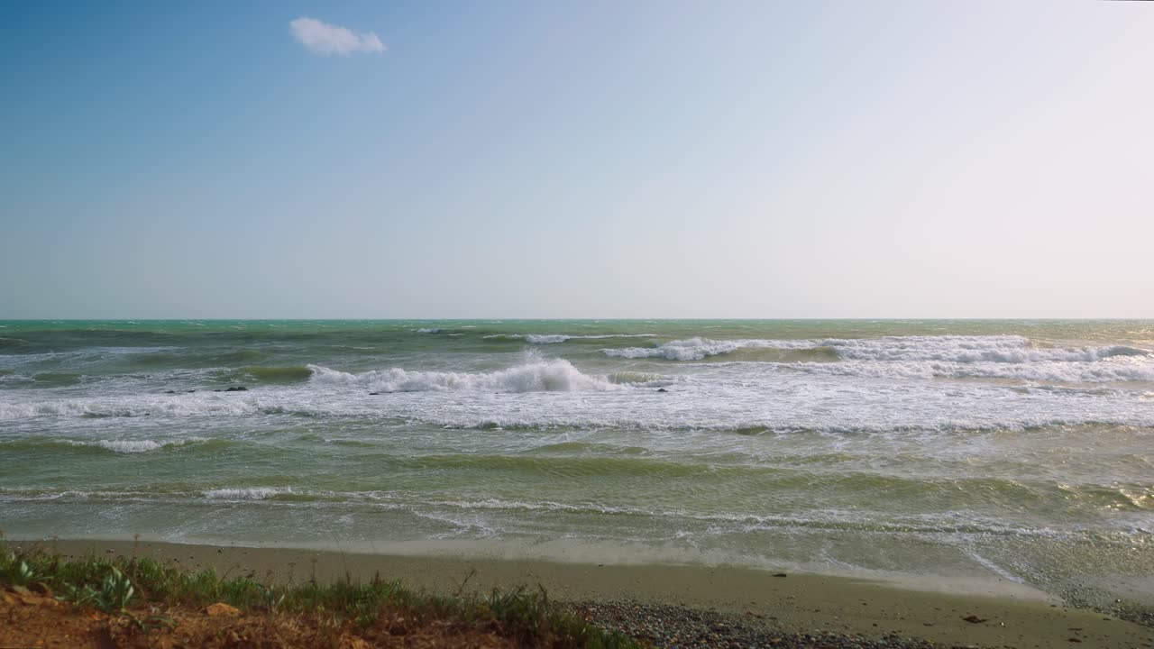 느린 동작으로 폭풍우가 몰아친 후 스페인 칼라혼다의 빈 해변