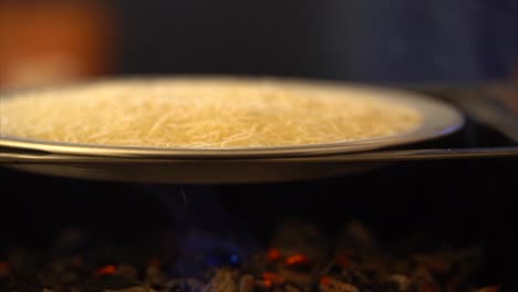 Cocinando-Kunafa-En-Carbón-Y-Fuego-Para-Un-Primer-Plano