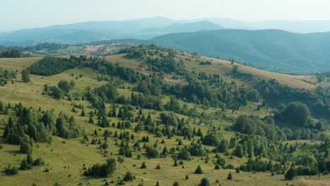 Schöner-Nebliger-Morgen-über-Grünen-Hügeln-Mit-Wald-Auf-Dem-Berg-Radocelo