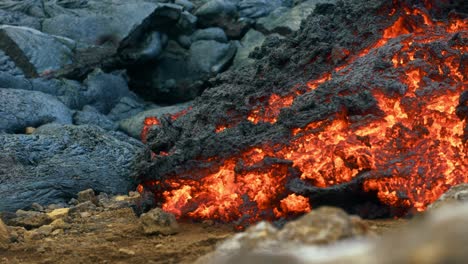 Superficie-De-Roca-Fundida-Con-Textura-De-Magma---Llama-De-Lava-Sobre-Fondo-De-Ceniza-Negra---Primer-Plano