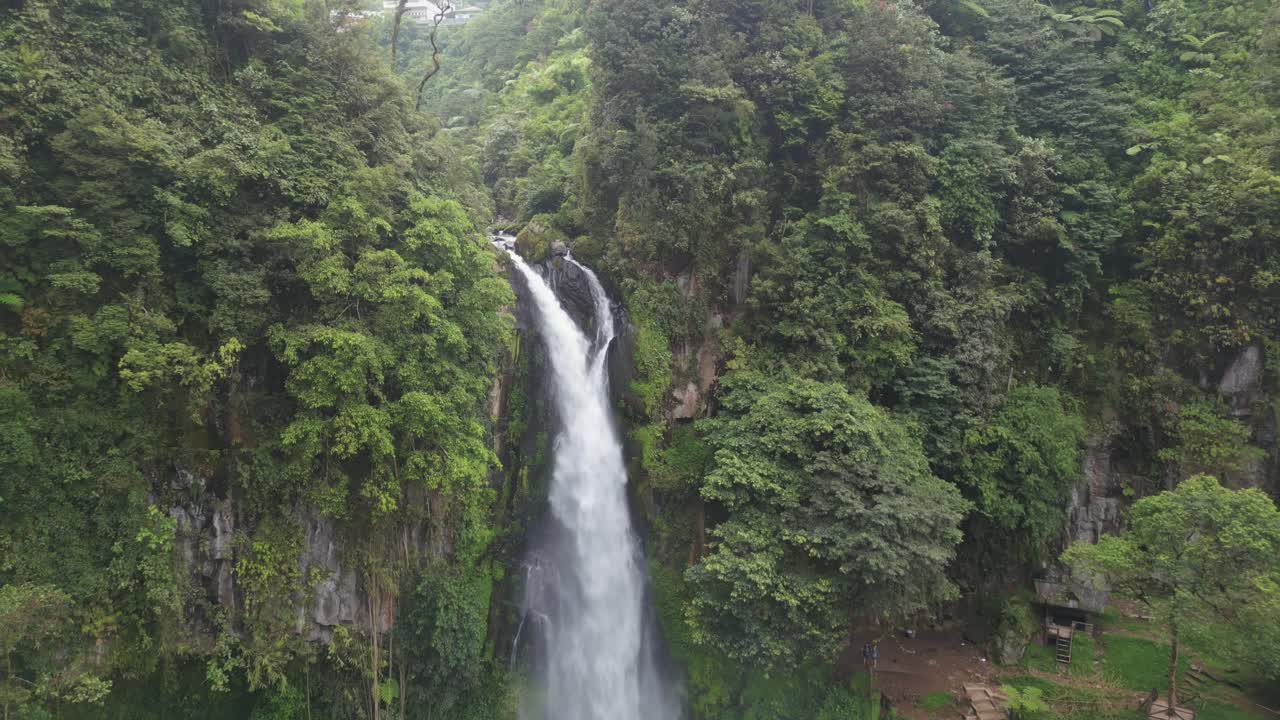 la cascada de sikulikap en el penatapan berastagi