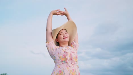 스트레칭과 함께 편안한 모자에 아름 다운 아시아 여자의 초상화