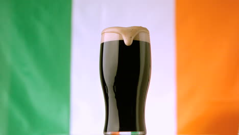 la cabeza de la pinta de stout derramando más