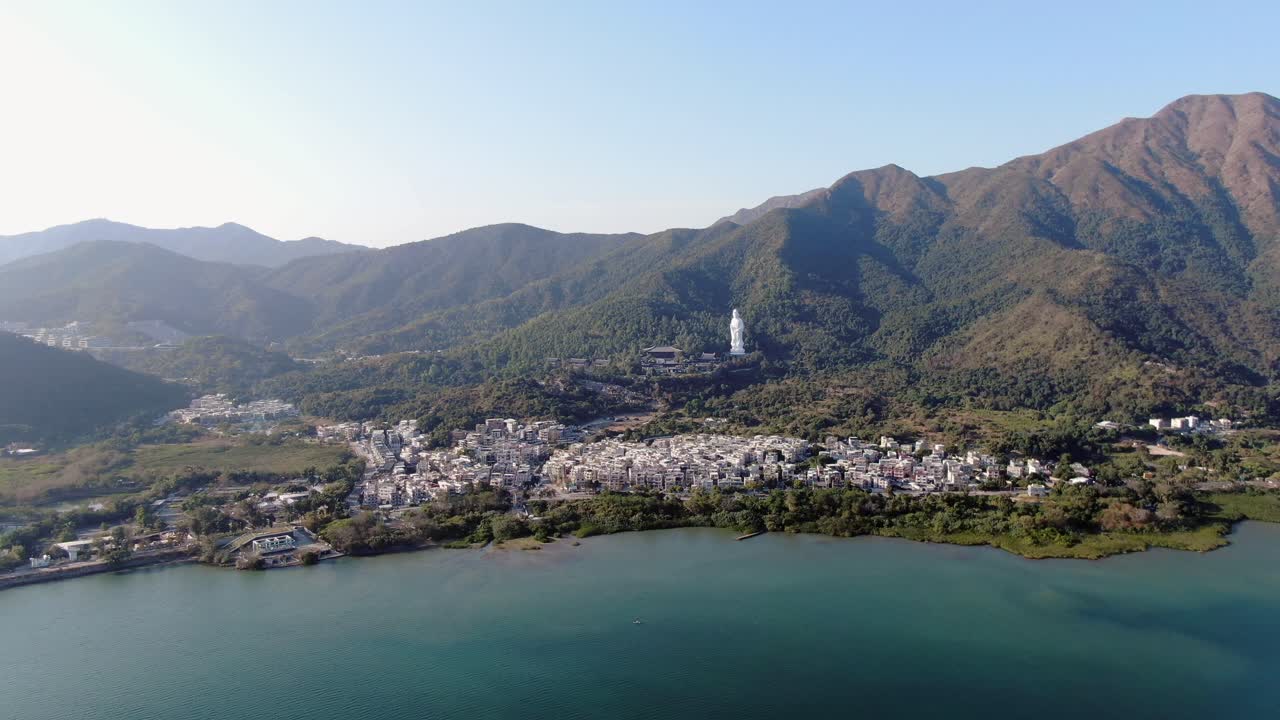 홍콩 tsz shan 수도원 지역과 유명한 avalokitesvara guan yin 동상, 자비의 여신의 조감도