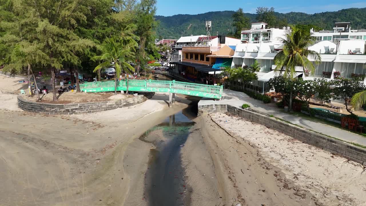 vista aérea de un puente sobre un canal de arena durante la marea baja en la playa de kamala, phuket, mostrando un paisaje costero sereno