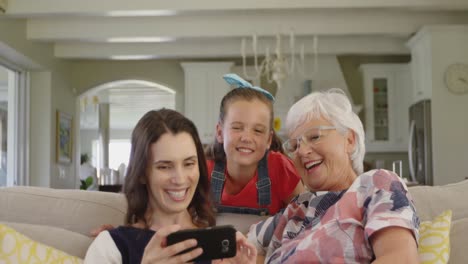 Familia-Pasando-Tiempo-Juntos-En-Casa