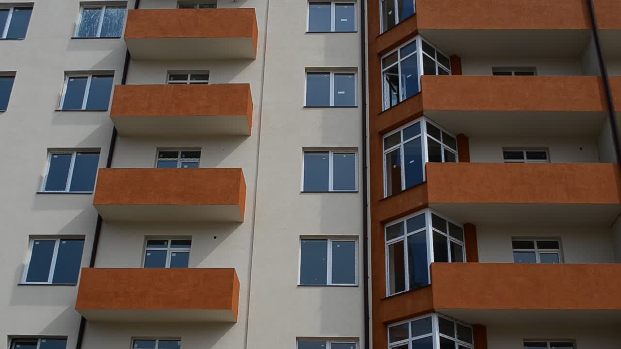 Etageejendom. Optagelse af et hus, byggeøjeblik. Optagelse af husets facade.