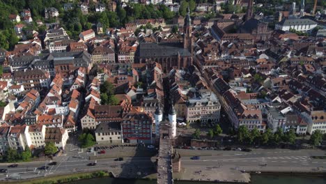 Heidelberger-Stadtantenne,-Fußgängertouristen-Besichtigen-Das-Tor-Der-Theodorbrücke-Und-Die-Kirche-Des-Heiligen-Geistes,-Deutschland