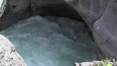 un bache en el cañón del río es un lugar peligroso