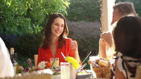 familia comiendo afuera juntos en verano