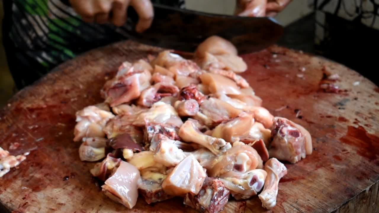 무자비하게 베는 동물 고기의 피