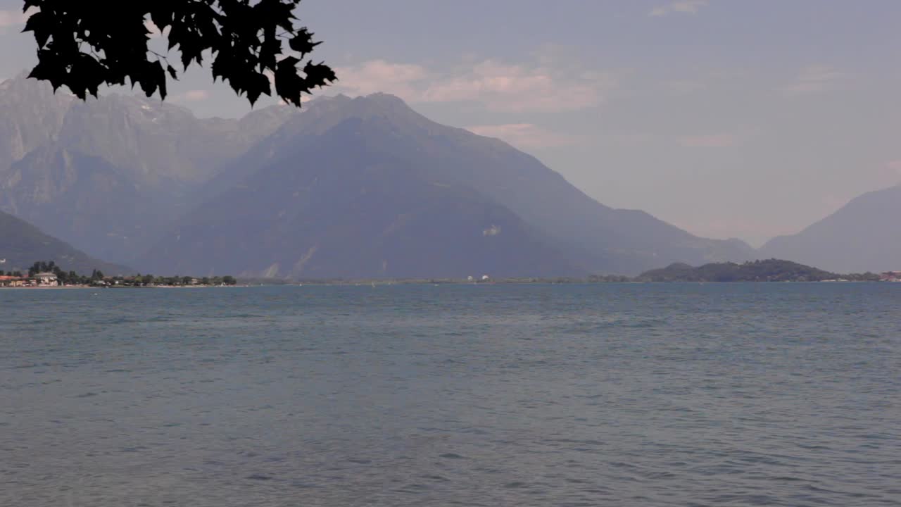 una visión general del tranquilo lago de como en el norte de italia