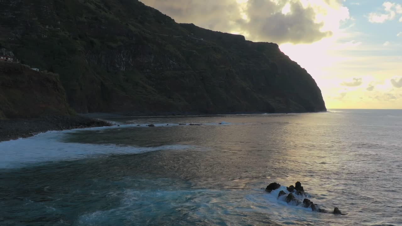 porto moniz en madeira potrugal fotografía con dron de acantilados y océano filmado al atardecer