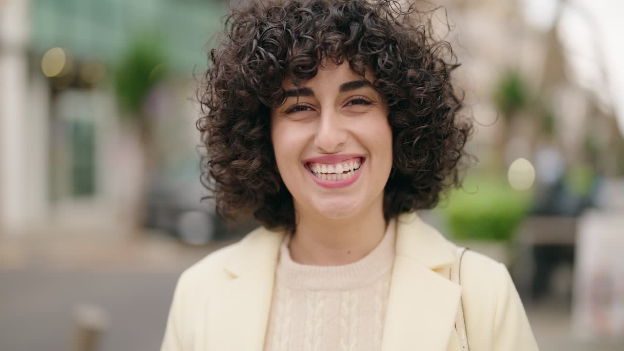 mujer joven sonriendo confiada de pie en la calle