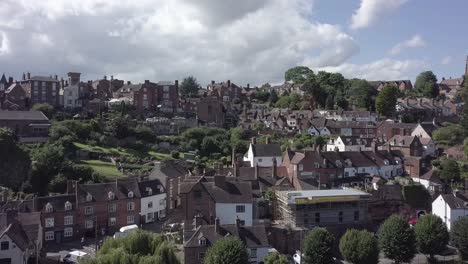 Drohne-Fährt-Langsam-Nach-Rechts-Und-Zeigt-Brücke-Und-Hochstadt,-Bridgnorth-In-Shropshire,-England,-Uk---15-sekunden-version