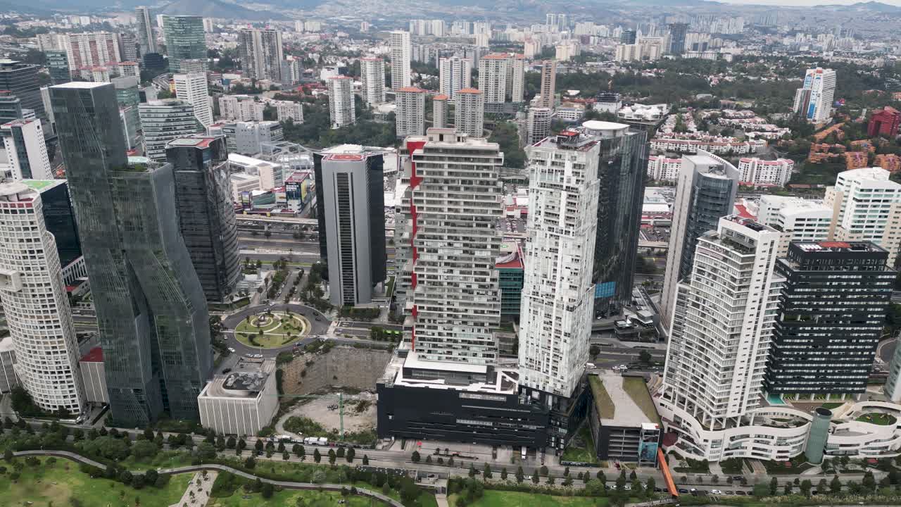 vista aérea de los edificios de santa fe en la ciudad de méxico, tomada desde un avión no tripulado