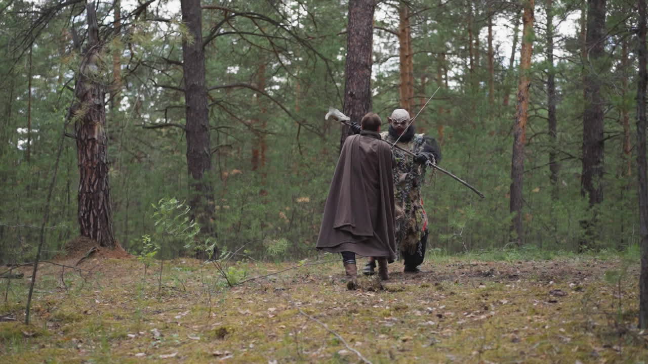 el caballero lucha contra el monstruo y cae al suelo