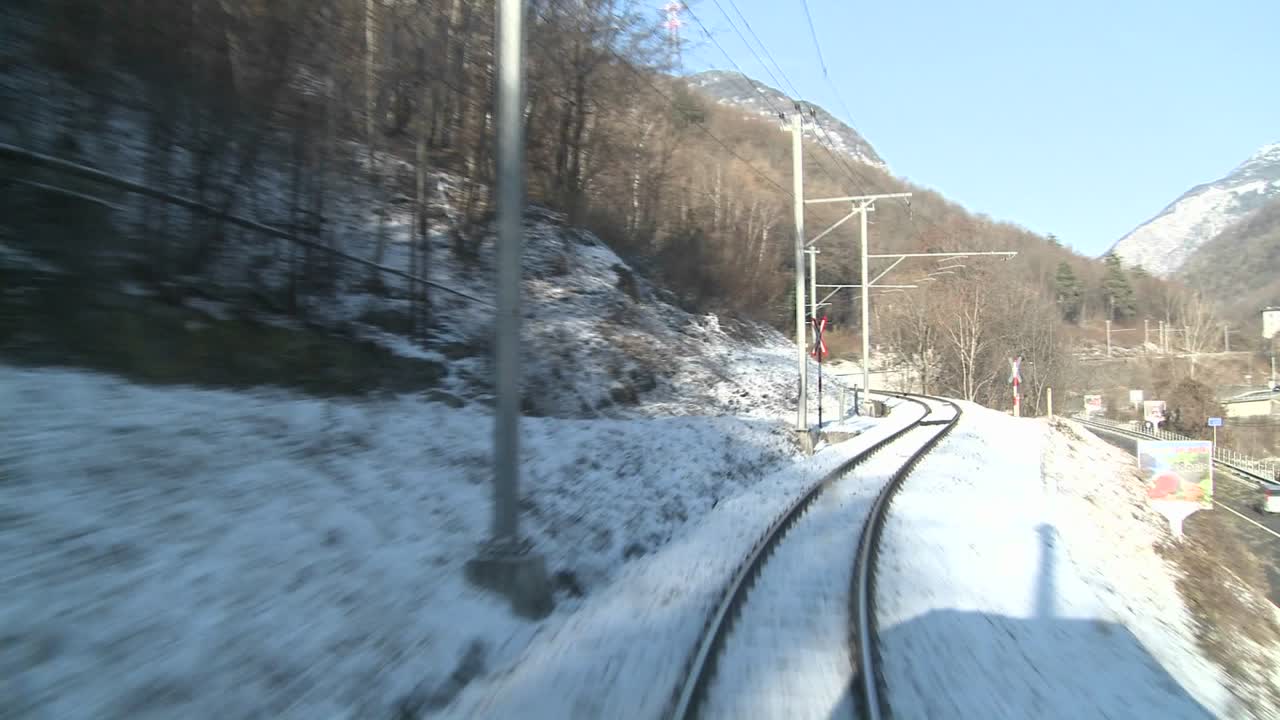 산악 지역을 이동하는 기차 앞에서 타임랩스 pov 샷