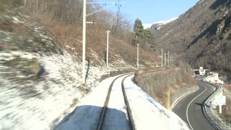 una toma de pov de lapso de tiempo desde la parte delantera de un tren que se mueve a través de una región montañosa