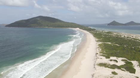playa waynderrabah con vistas al monte yacaaba y la montaña tomaree - paisaje marino en hawks nest, nsw, australia
