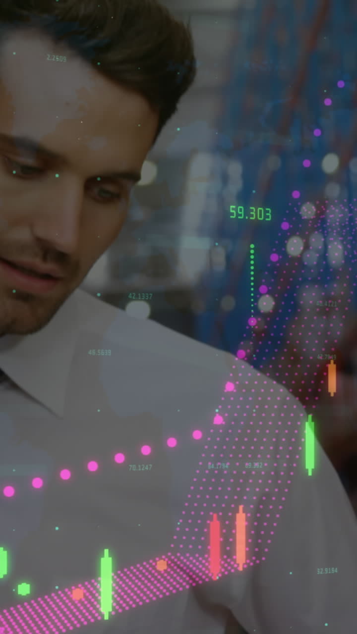 animación del procesamiento de datos financieros sobre diversas personas de negocios en el almacén