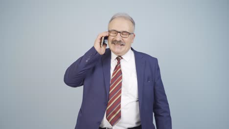 Businessman-happily-speaking-to-camera.