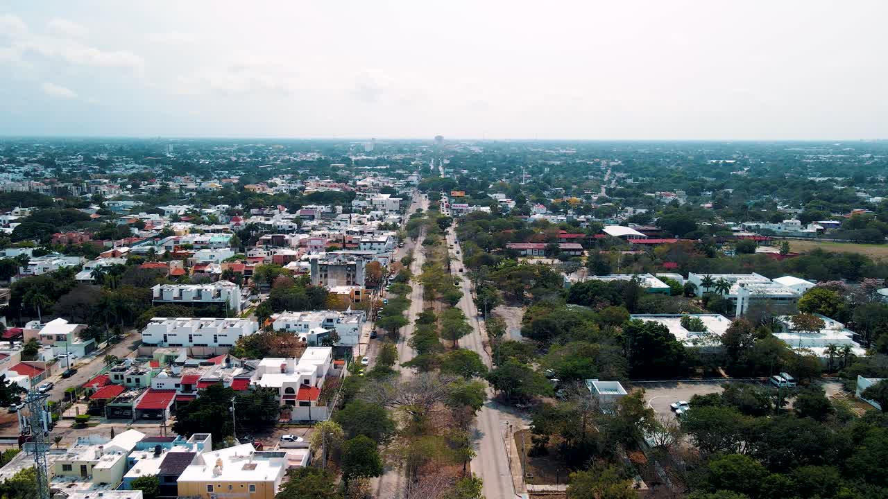 vista de drones de la avenida merida en mexico con ferrocarril en el medio