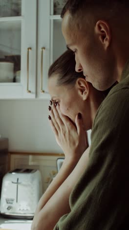 pareja en la cocina