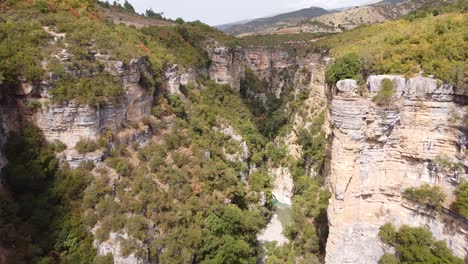 Osum-River-Canyon-In-Südalbanien---Flug-Durch-Die-Luft