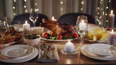 mesa navideña de acción de gracias con pavo en el centro de la mesa