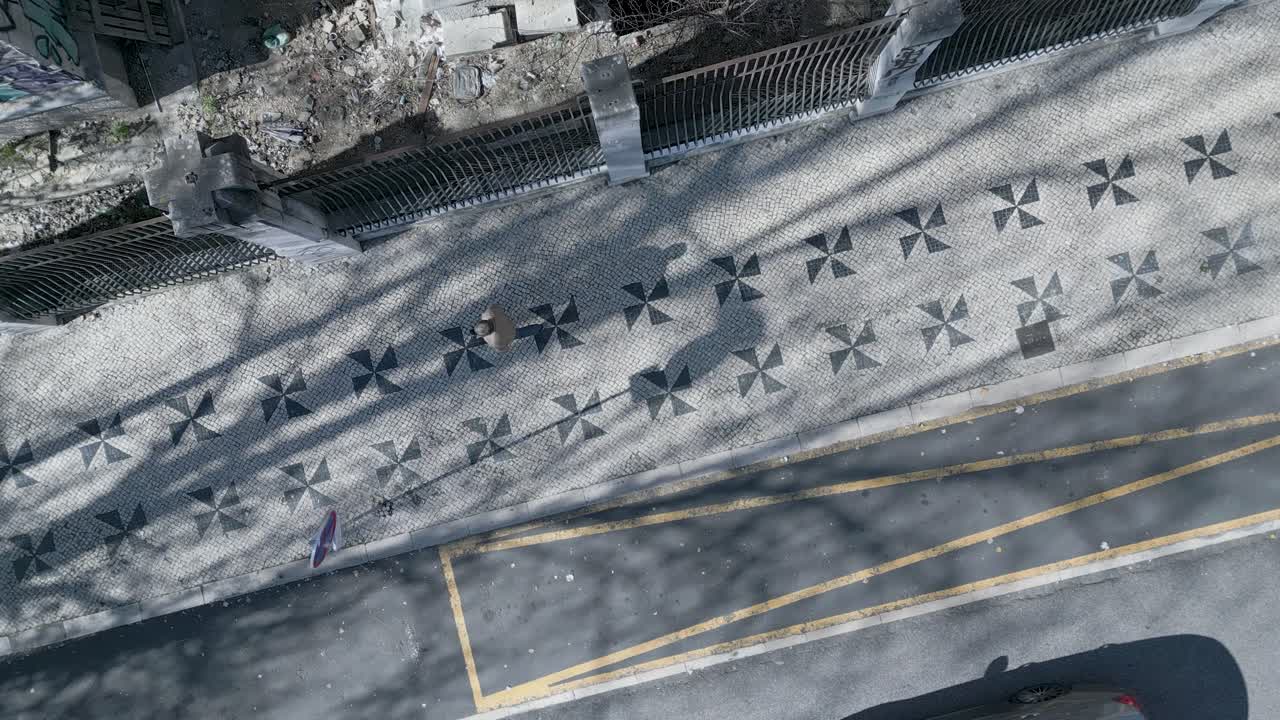 el antiguo piso de mosaico visto desde arriba y de cerca revela una obra maestra de belleza atemporal, diseño intrincado y artesanía experta con gente caminando en la acera con sombras asombrosas