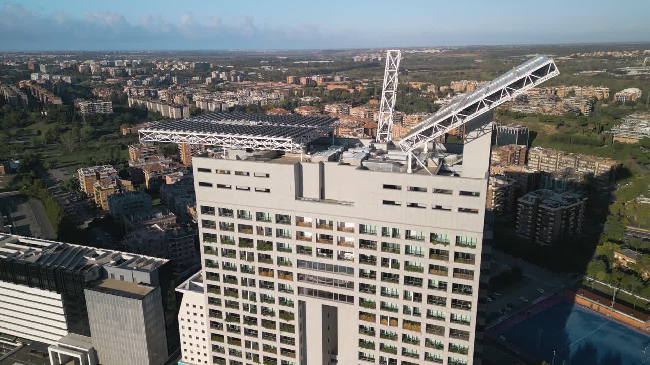 una bomba aérea fue disparada sobre la torre eurosky en roma, italia.