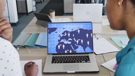 diversas personas de negocios que usan una computadora portátil con mapa mundial digital e iconos en la pantalla en la oficina
