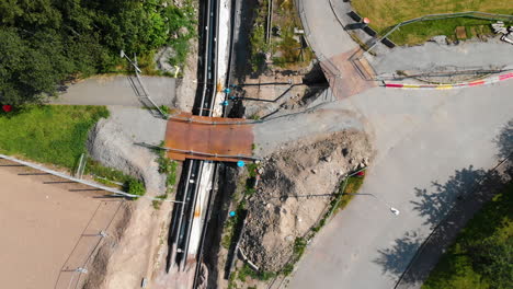 fotografía aérea de arriba hacia abajo de las tuberías de calefacción en la zanja