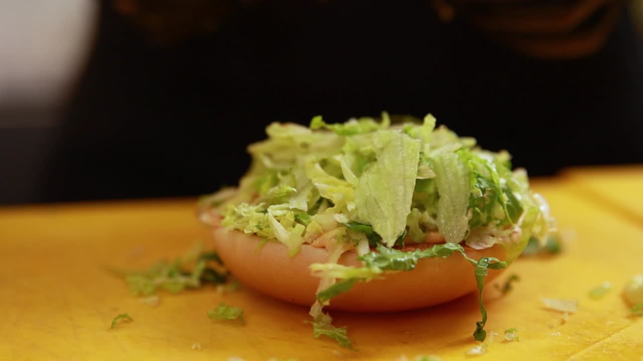 preparando un sándwich delicioso