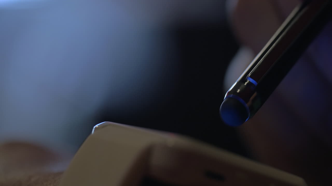 reloj inteligente y lápiz táctil por la noche