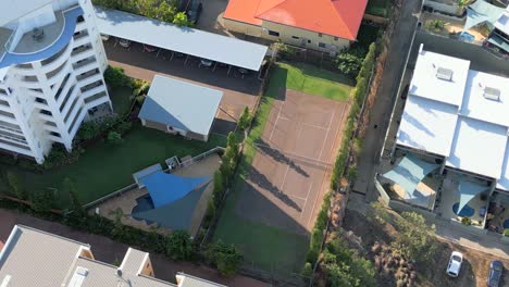 Tiro-De-Drone-De-Cancha-De-Tenis-Y-Piscina-En-Un-Complejo-De-Apartamentos