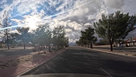 conducir a través de una ciudad del desierto de mojave: punto de vista del conductor con hiperlapso de cloudscape