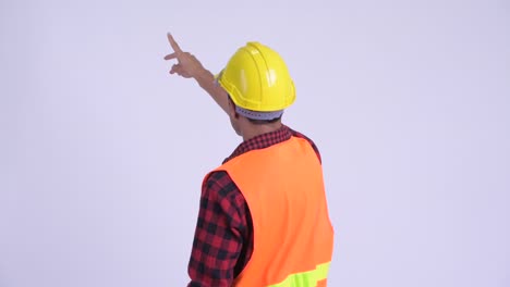 joven y guapo hombre hispano trabajador de la construcción
