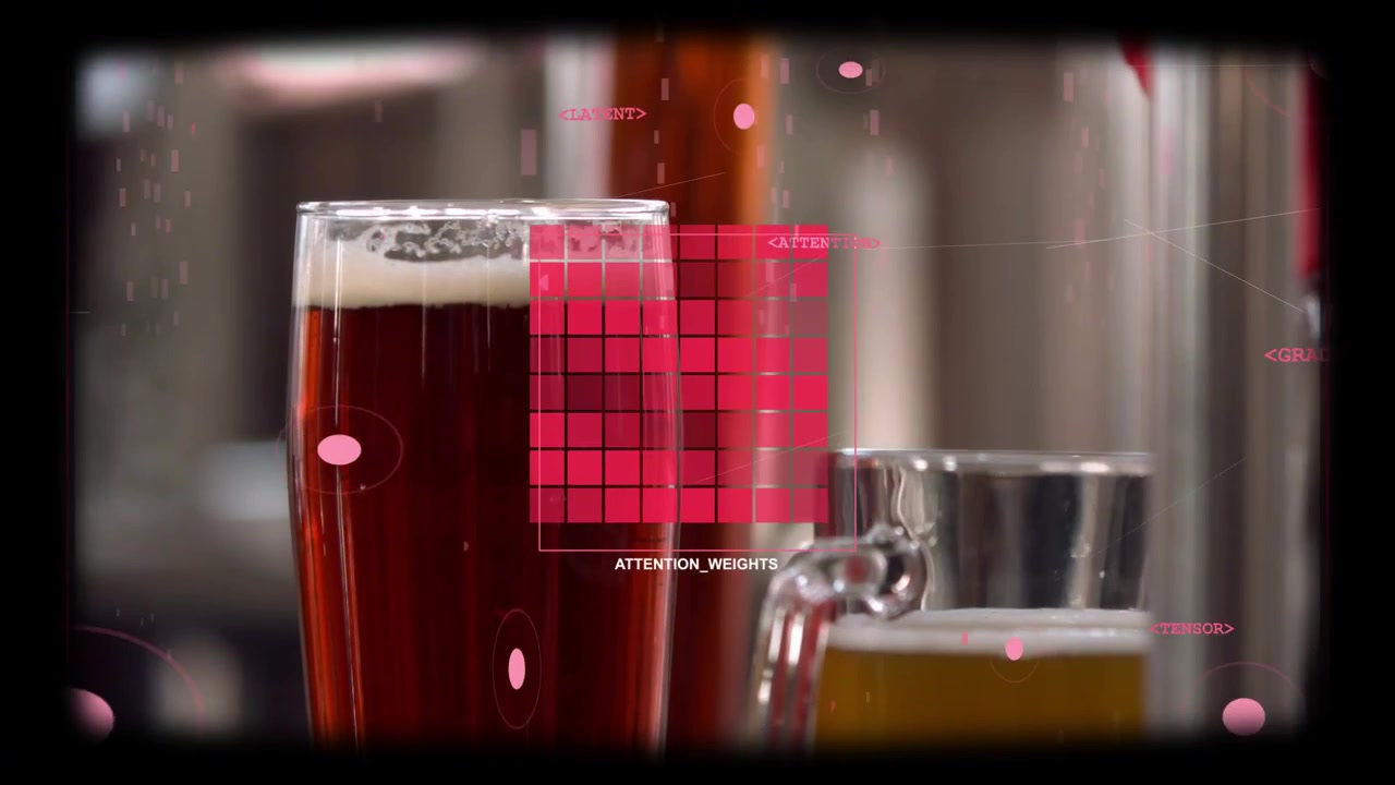 Inquadratura della telecamera che si sposta, una pinta ambrata si centra mentre una griglia HUD pulsa sopra la pinta per il controllo qualità della birreria.