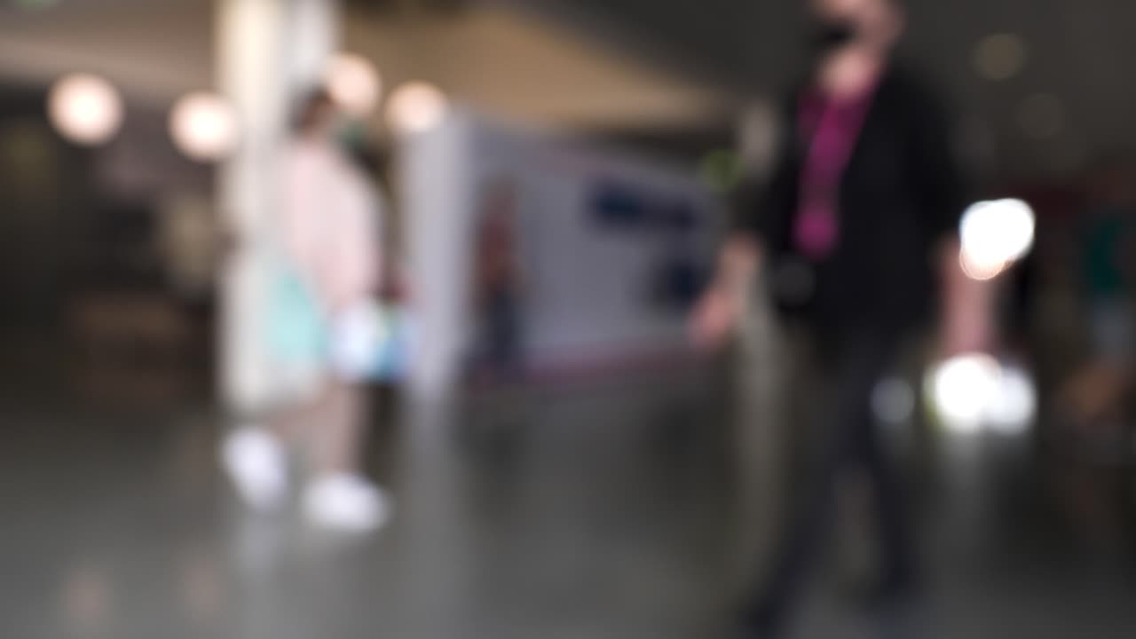 고 있는 사람들의 흐릿한 실내 촬영