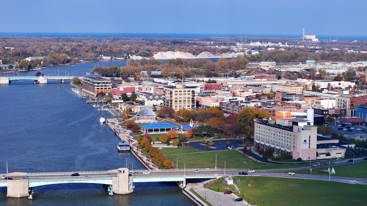 Centro di Bay City, Michigan, USA, con edifici sul lungomare e ponti