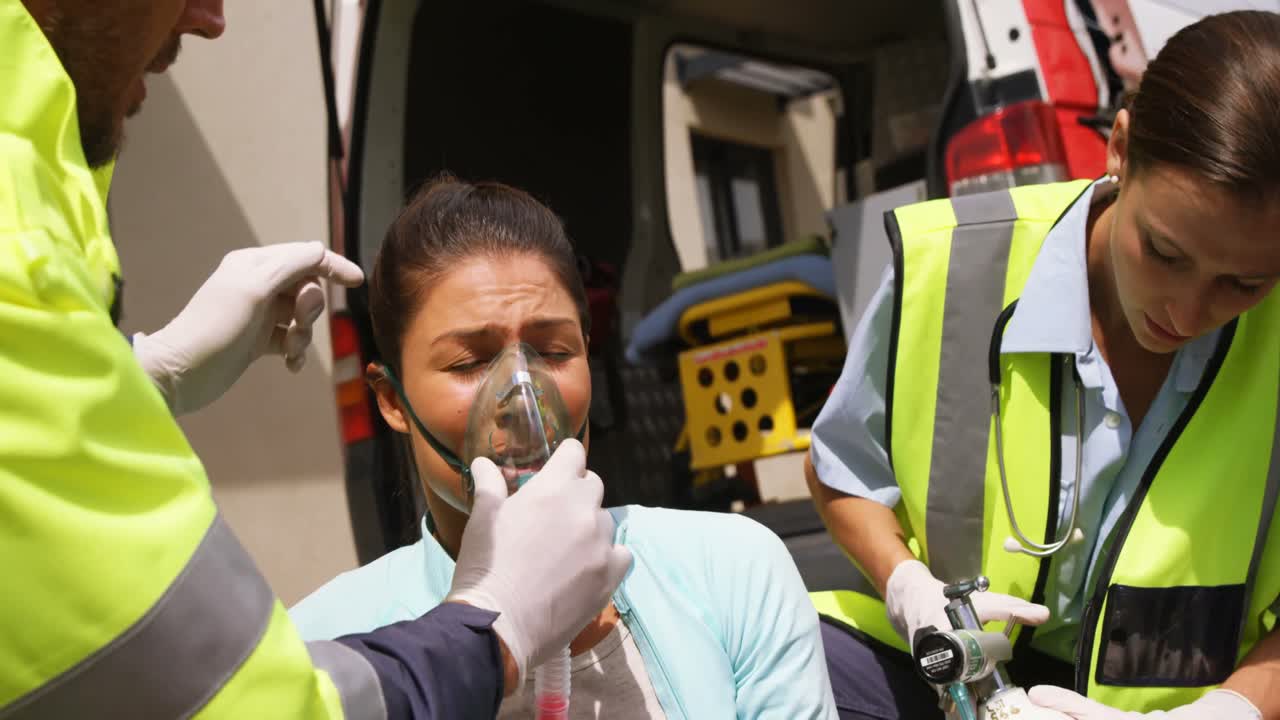 paciente recibiendo una máscara de oxígeno del equipo de ambulancia