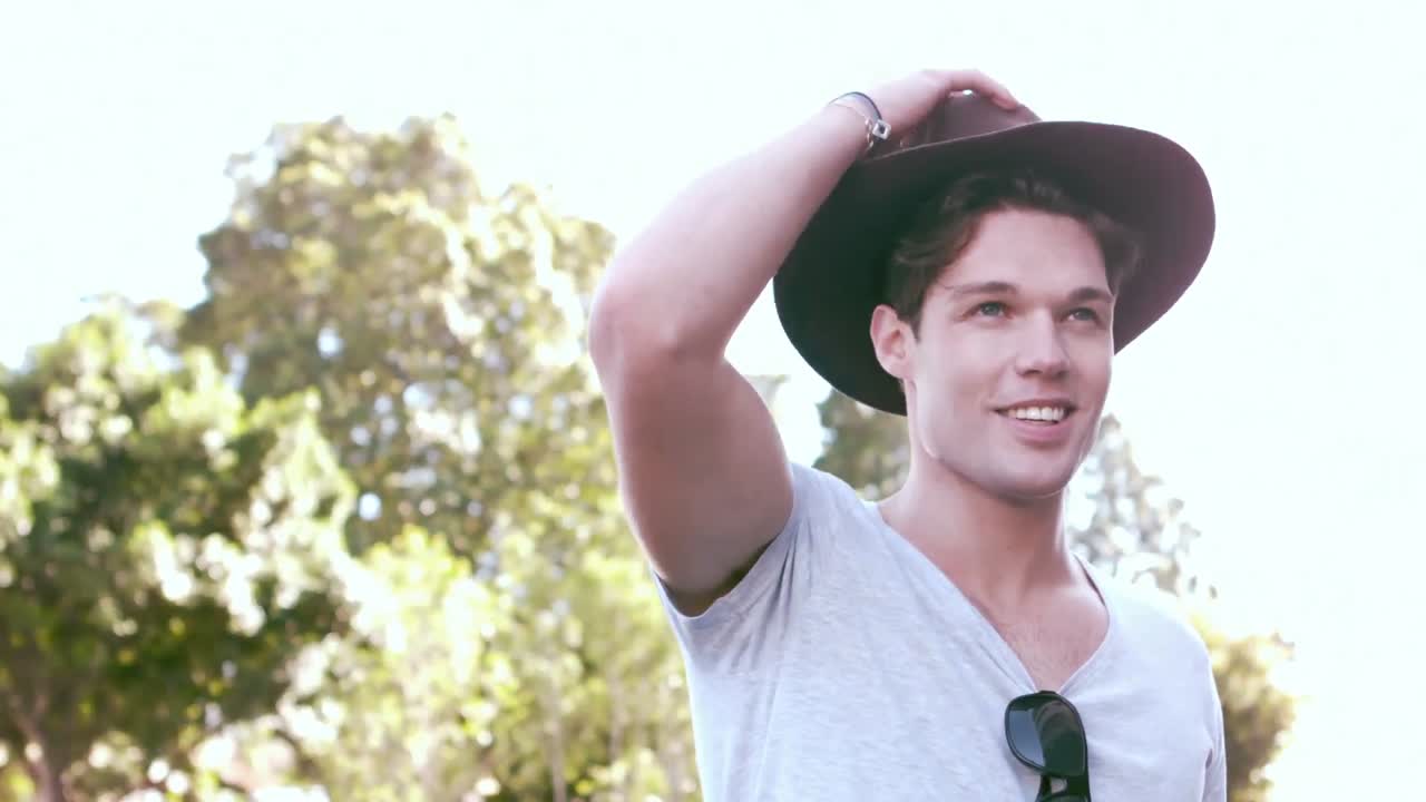 ⁇ 스터 웃는 남자가 모자를 벗고