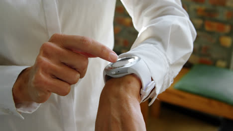 mujer ejecutiva usando smartwatch en la oficina 4k